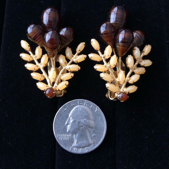 Stunning VINTAGE Estate floral clip-on EARRINGS - Picture 2 of 6